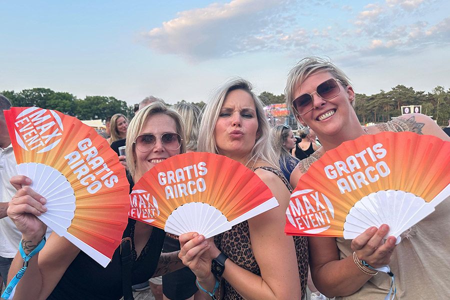 bedrukte handwaaiers gebruikt door 3 dames op Legacy Festival in Mol